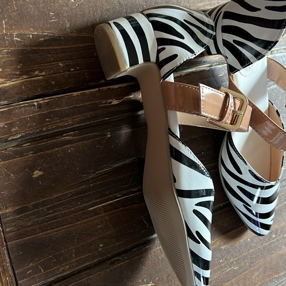Black and white strip sandal , shinny, pointed toe. - Picture 4 of 4